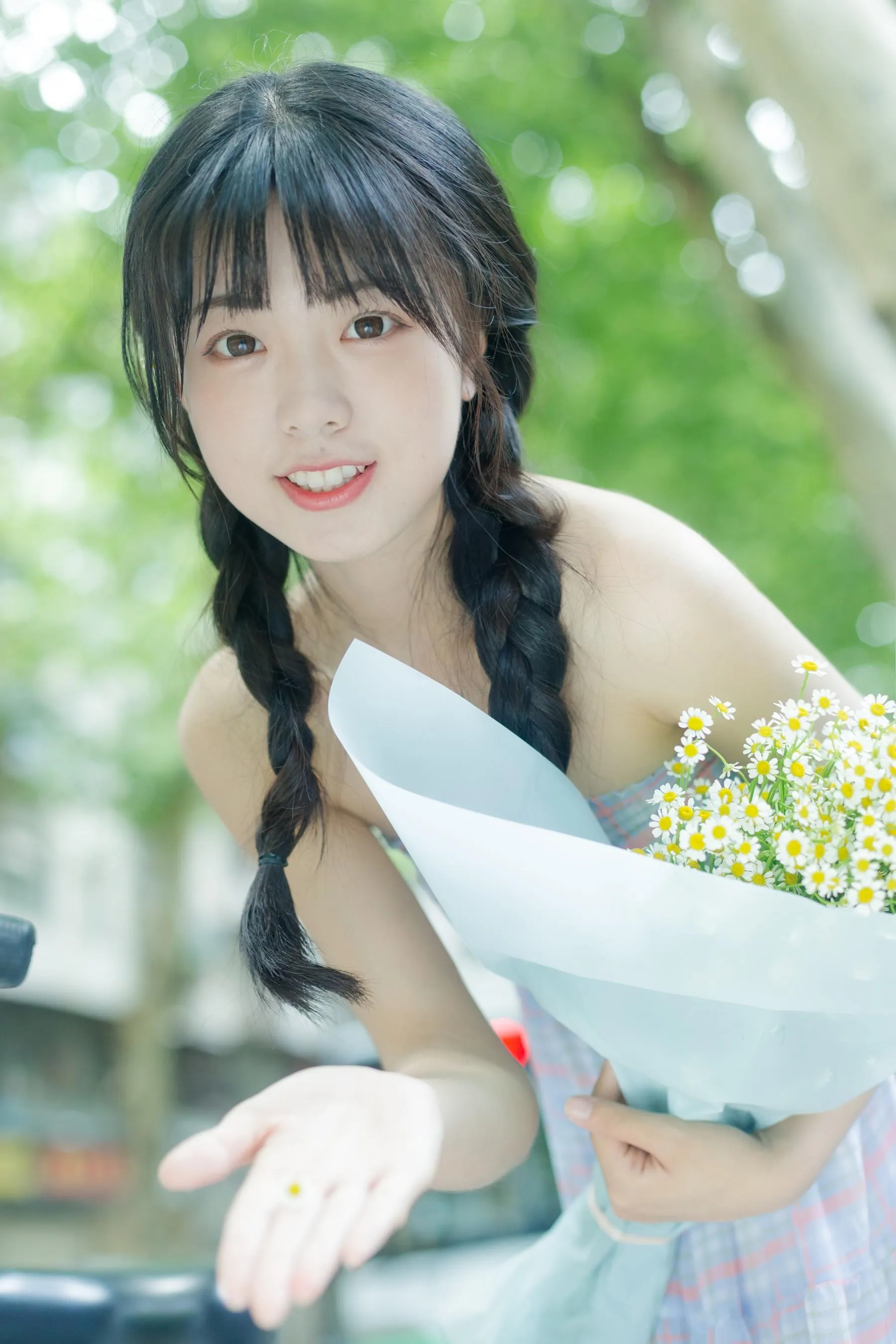 [YITUYU艺图语]2022.08.12 夏天是洋甘菊的气味 可爱泡泡呀 [33P]插图4